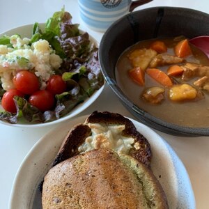 パンの耳deガーリック・チーズナン風ランチ